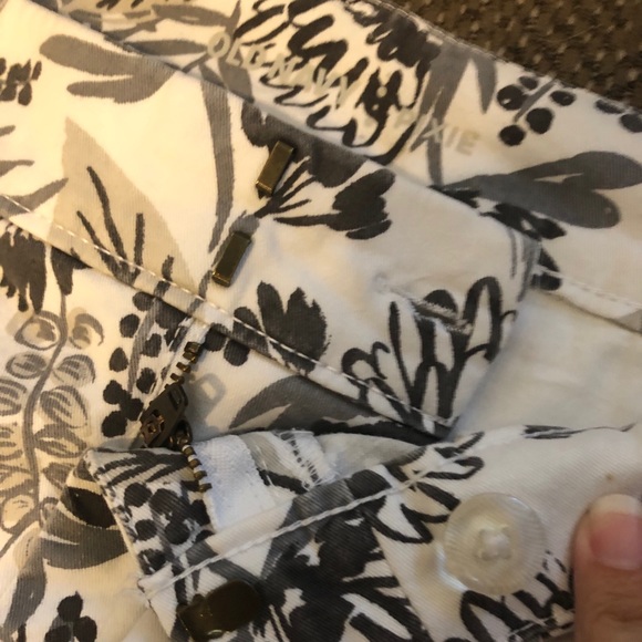 Old Navy pixie shorts size 2. Grey floral. - Picture 3 of 4